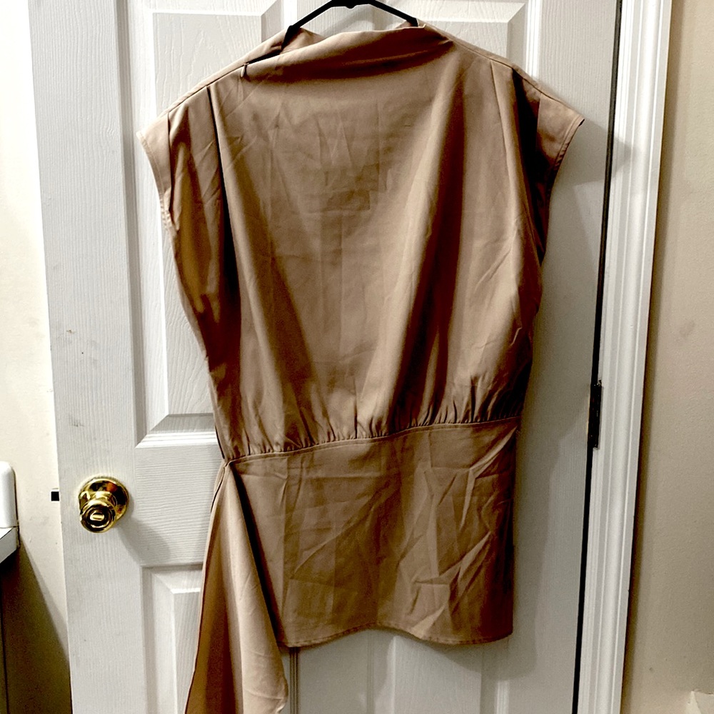 Short sleeve with tie option on the side-
